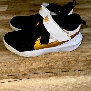 Nike unisex team hustle. Used . Good condition